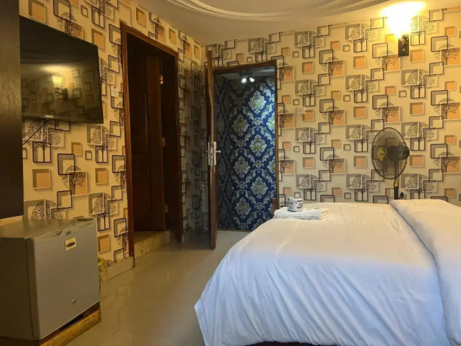 Ice Suites And Apartment