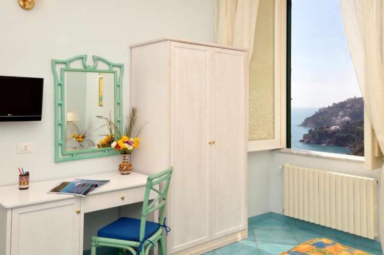 Standard Double room with partial sea view