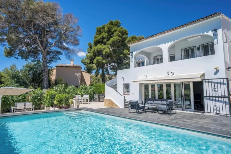 4 Bedrooms Villa