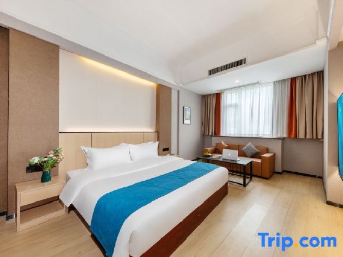 Standard Double room with street view