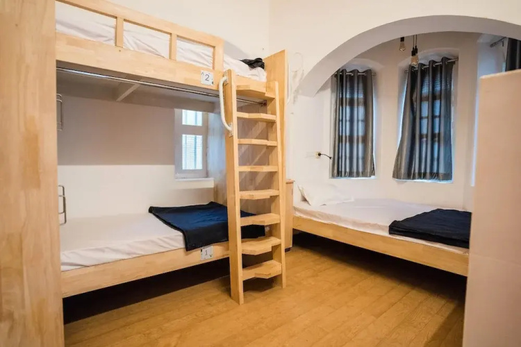 Roambay Hostels