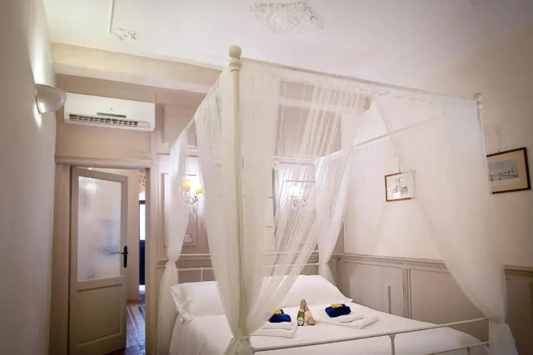 Oltrarno Florence Apartment