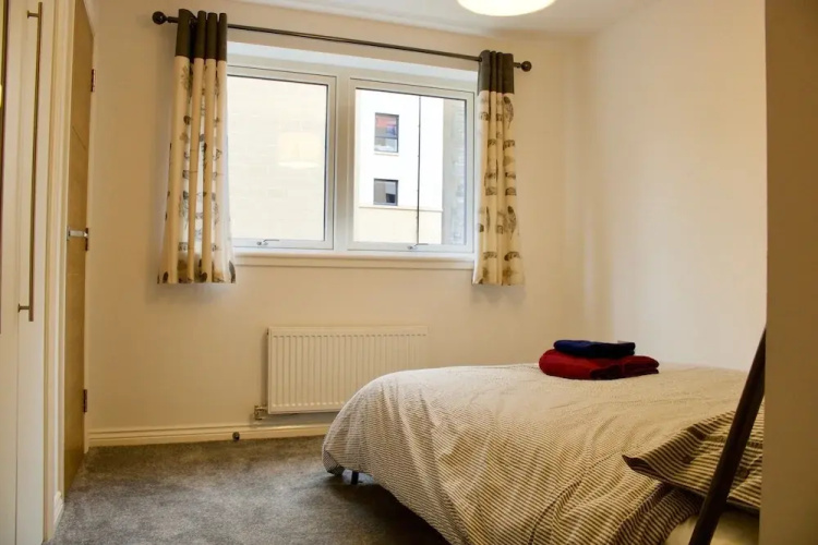 2 Bedroom Flat In Broughton Area