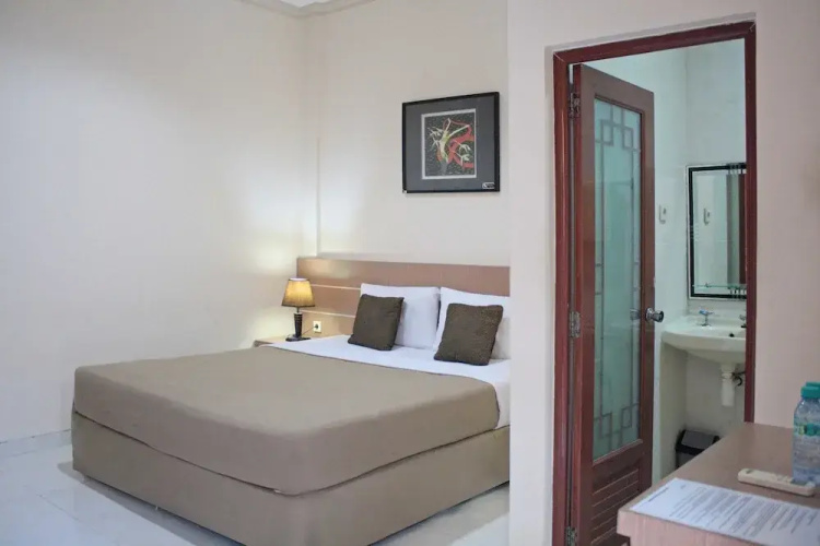 RedDoorz @ Darmo Permai