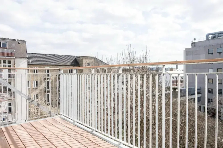 Beautiful 2-bed With Large Balcony