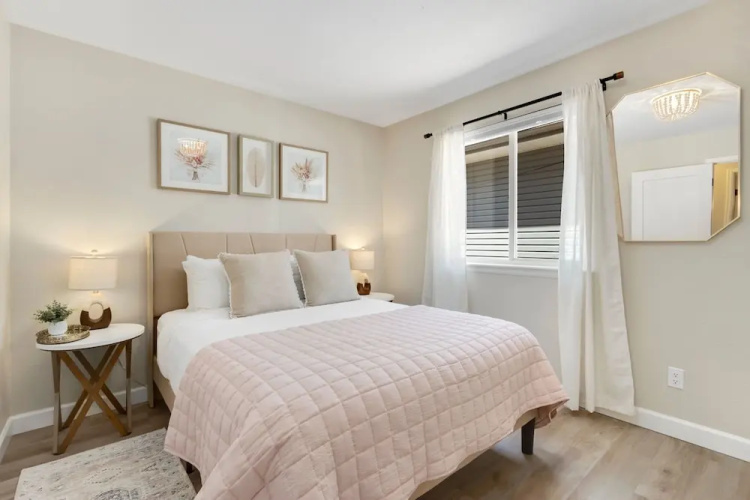 Downtown Windsor Home With Hot Tub & Pool Table