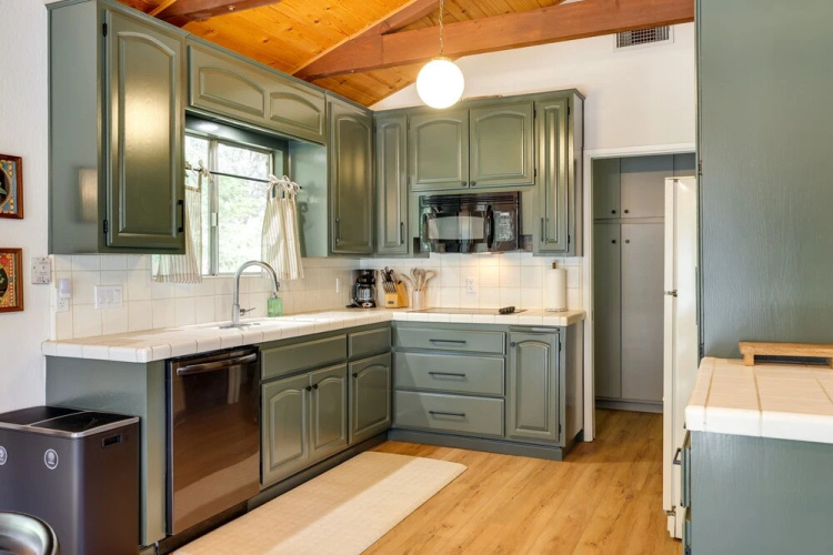 Deck & Fire Pit: Stunning Twain Harte Cabin!