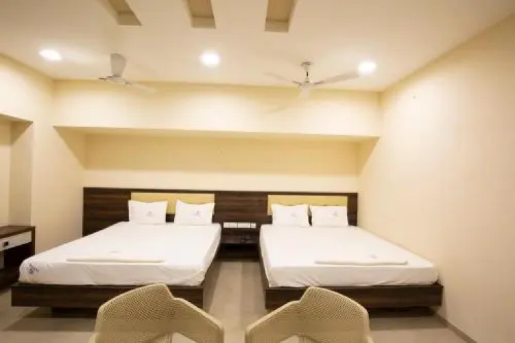 Ponnis Hotel