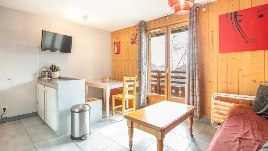 Mountain-view Apartment for 6 Guests
