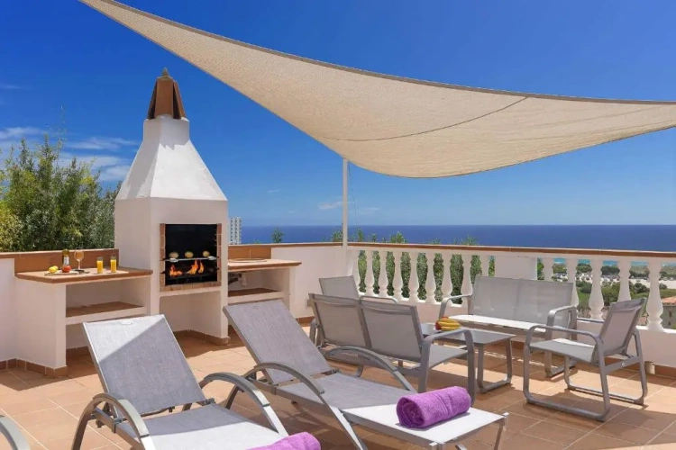 6 Bedrooms Villa