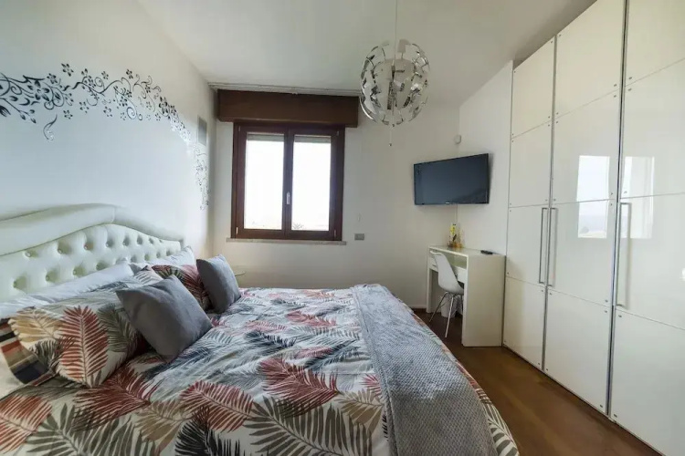 Eden Island Bed  Breakfast