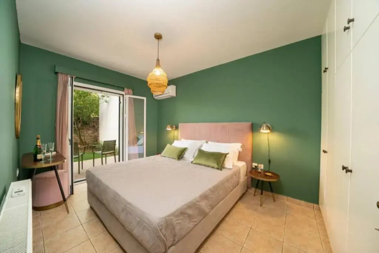 Central & Elegant Suite with private garden