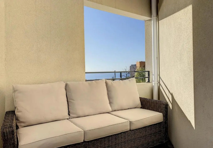 2br apartment with parking near Monaco