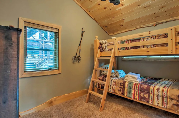 Timber Home: Walk to Slopes & N Conway Shops!