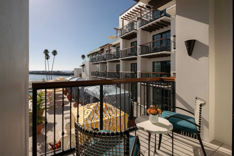 Deluxe Double room with balcony and with partial ocean view
