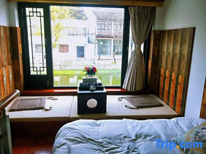 Tongli Qingyuan River View Holiday Inn