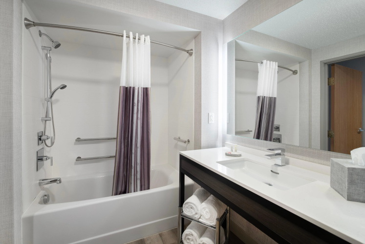 La Quinta Inn & Suites Burlington photo 11