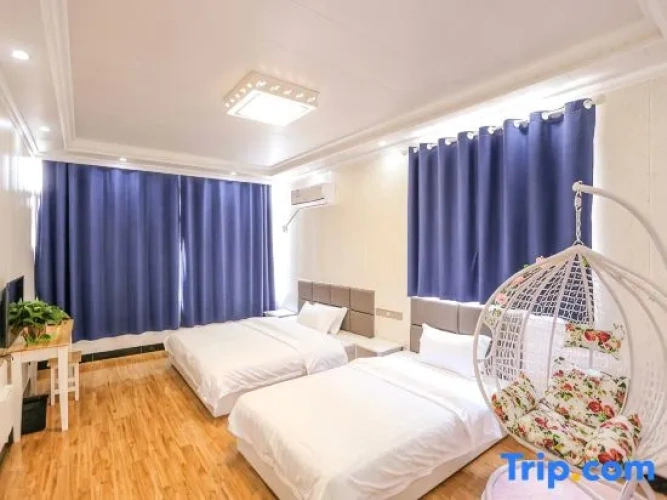 Deluxe Quadruple Family room