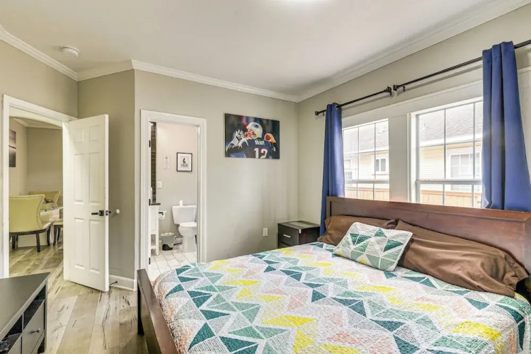 Walk to Shops & Dining: Modern Houston Apt!
