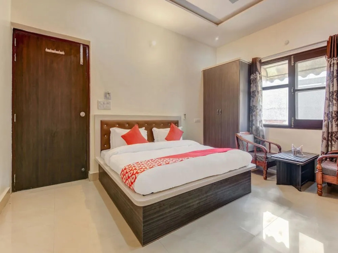 OYO 28040 Hotel Cg Inn