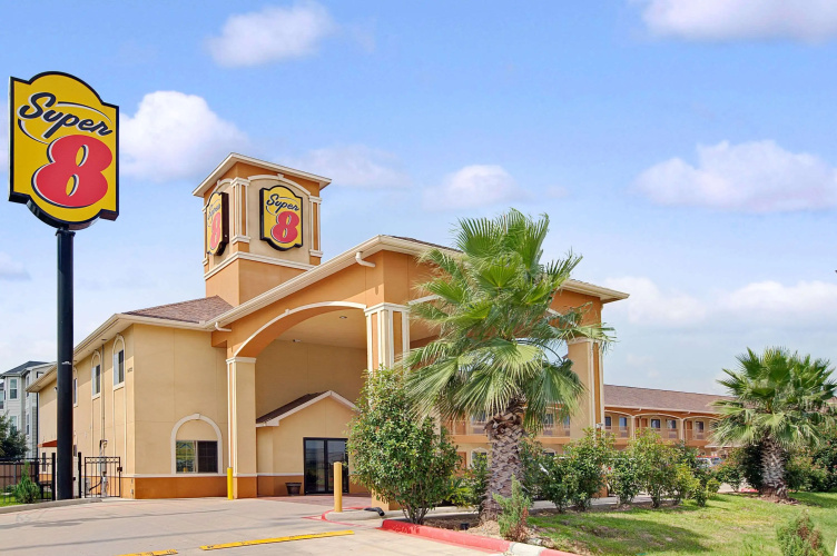 Super 8 by Wyndham Houston North I-45