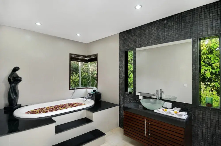 Luxury 3 Bed Villa With Private Pool Close to Echo Beach