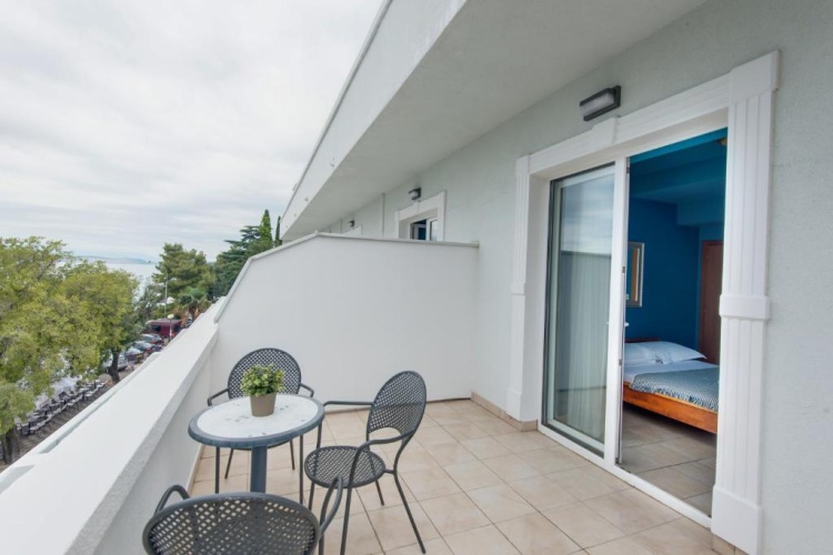 Standard Triple room with sea view