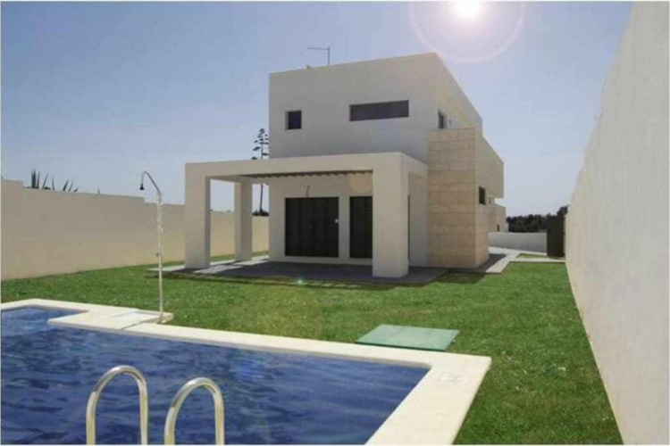 4 Bedrooms Villa