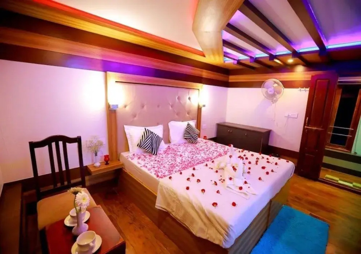 Mass Holidays Houseboat