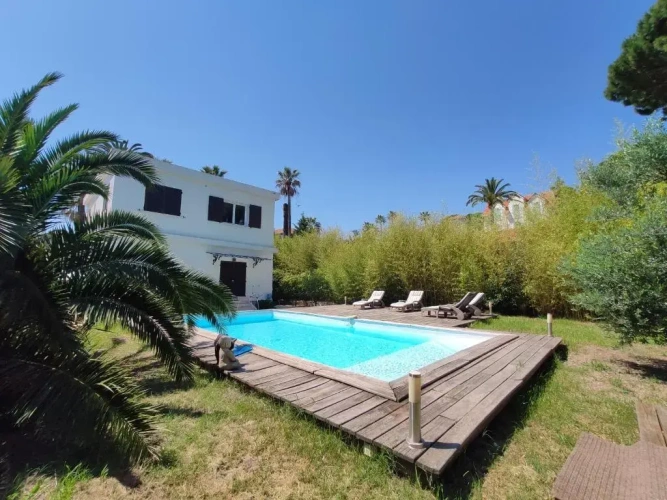 3 Bedrooms Villa