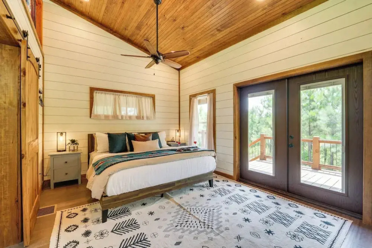 Tree-lined Broken Bow Studio Cabin w/ Hot Tub!