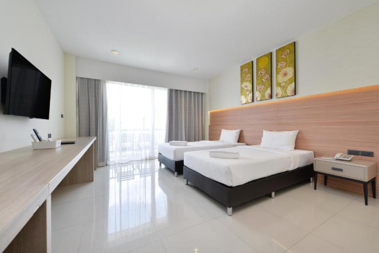 Deluxe Twin room with pool view