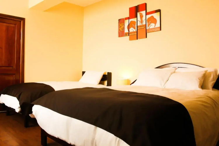 Hotel B & V