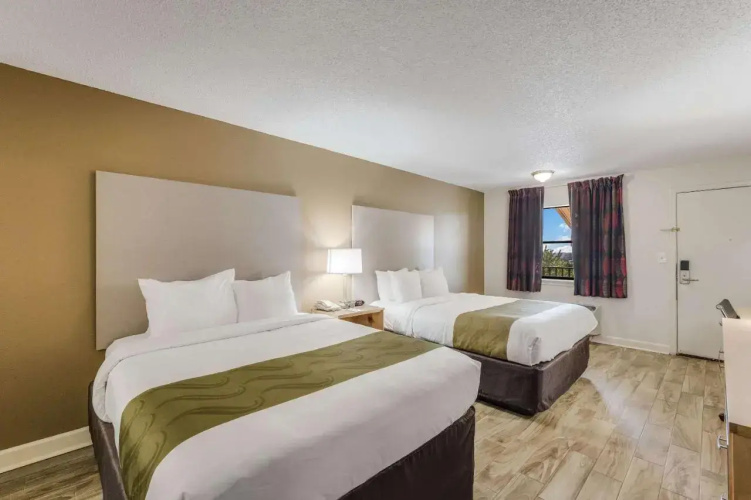 Econo Lodge Inn & Suites