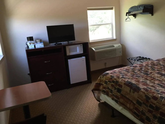 Price Pointe Inn