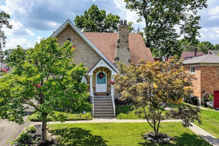 5 Bedrooms Cottage