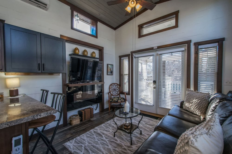 Gorgeous 1BR Tiny Home w Pool Bocce Free Tix