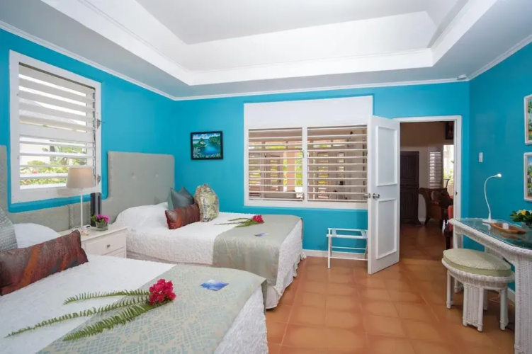 Dreamin Villa - 3 B R Beachfront w Staff
