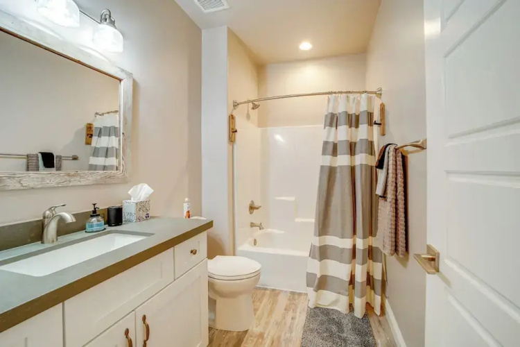 Hot Tub + Deck: Mtn-view Pine Getaway!