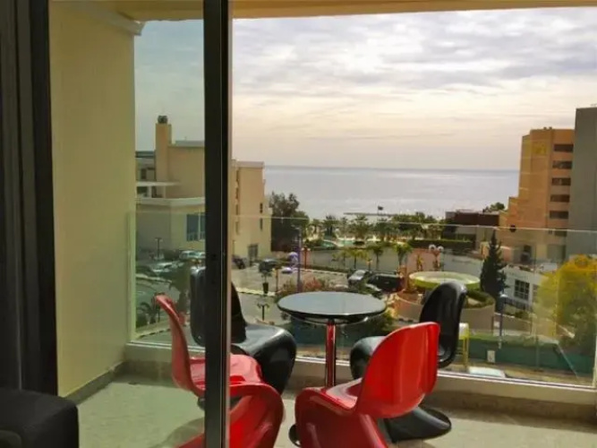 Avalon Beach Apartment