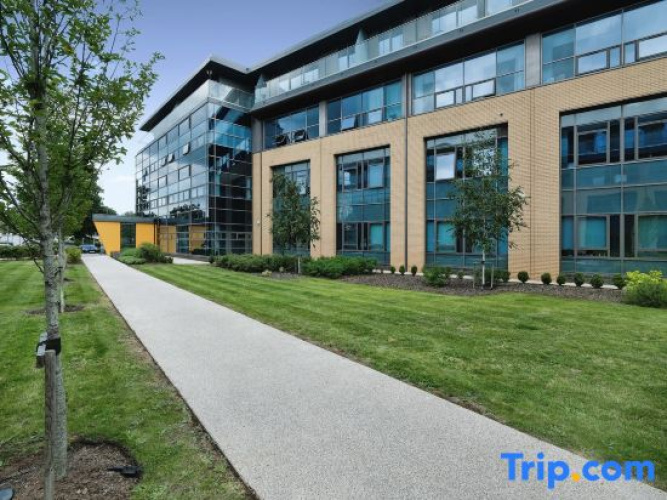 Modern 1 Bed Apt Near Ascot- with parking