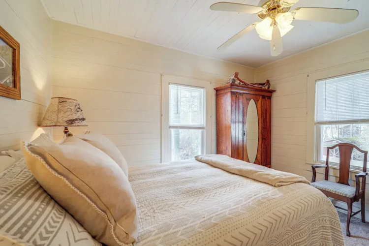 Rustic Linville Falls Cottage w/ Fire Pit!