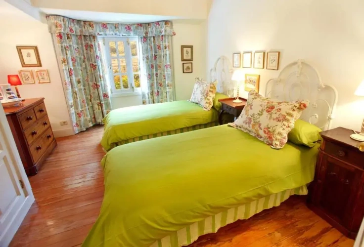 4 Bedrooms Cottage