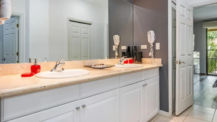 3rd-floor Space with modern decor recently renovated viewing over pool in Coco