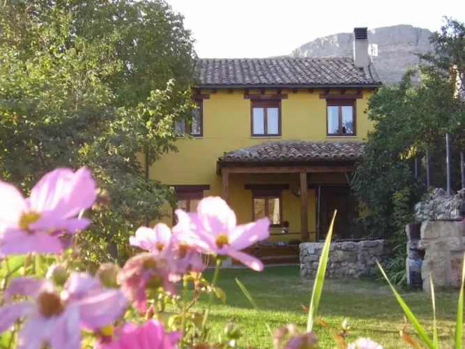 5 Bedrooms Cottage