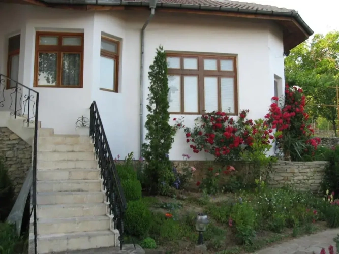 5 Bedrooms Cottage