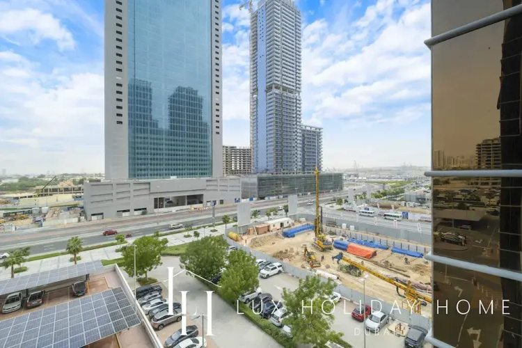 LUX The JLT Gold Crest Studio