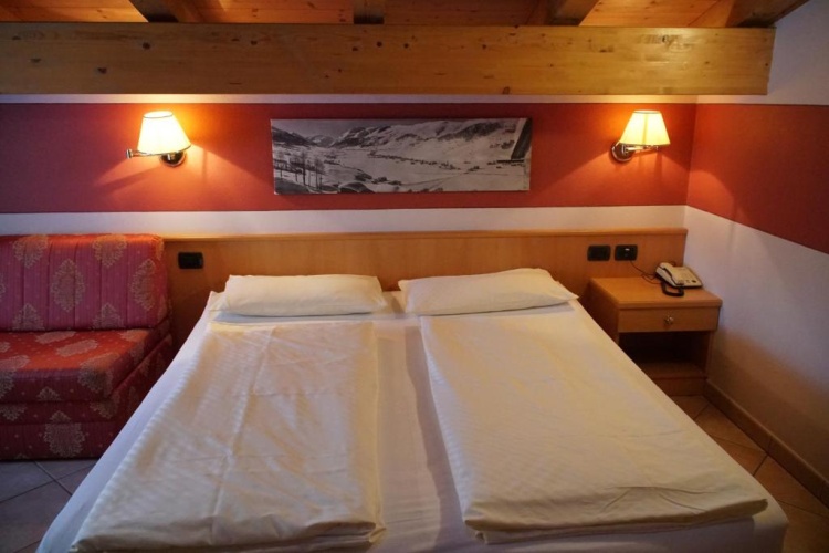 Standard Triple room