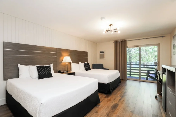 Classic Quadruple room with balcony and with lake view