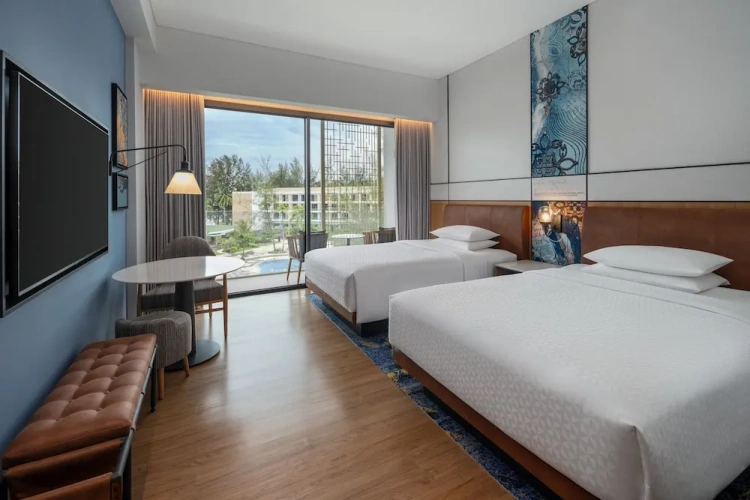 Deluxe Twin room with pool view